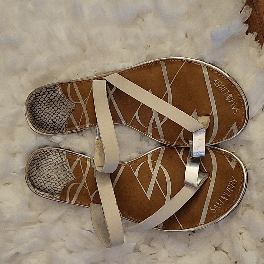 Sam & Libby white silver sandals toe ring  padded insole rubber sole 8 Like New…
